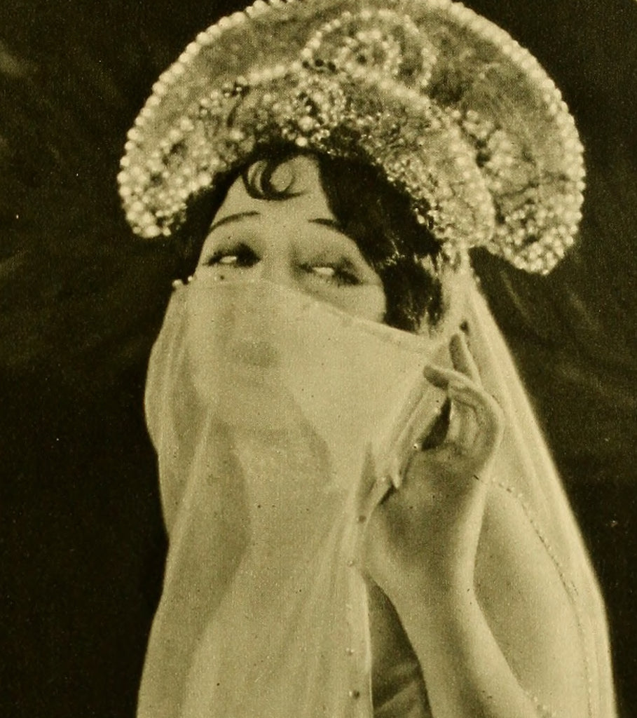 Carmel Myers — She Wishes on Hay-Wagons (1924) | www.vintoz.com