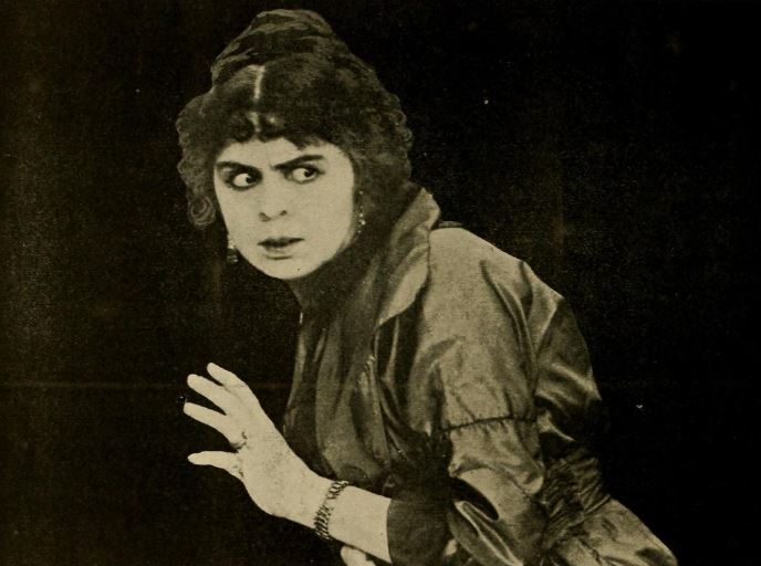 Dot Farley — Comedienne, Tragedienne and Photoplaywright (1914) | www.vintoz.com