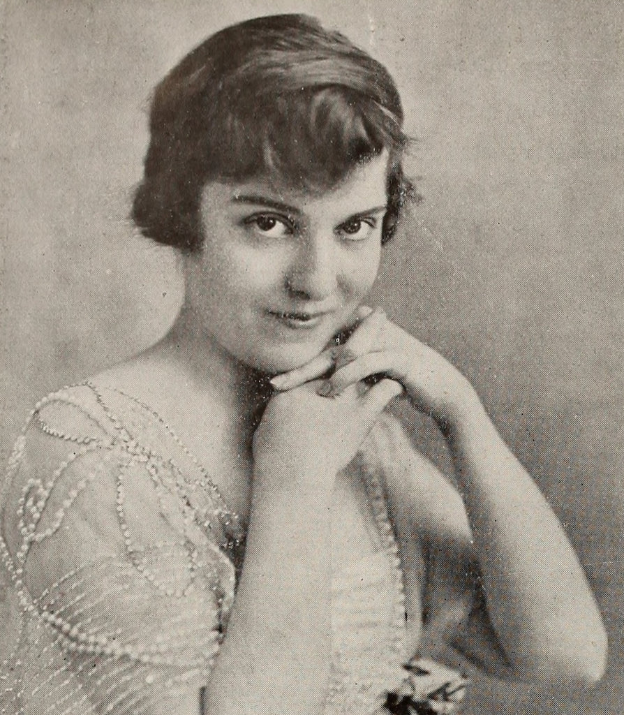 Madge Kennedy’s Bow to the Movie Fans (1917) | www.vintoz.com