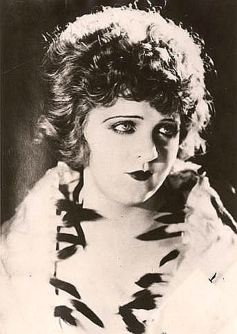 Miss DuPont (Patricia Hannon | Margaret Armstrong) (1894–1973) | www.vintoz.com