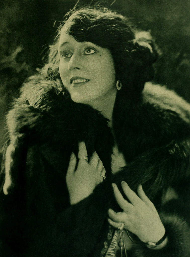 Olga Petrova’s Page (1922) | www.vintoz.com