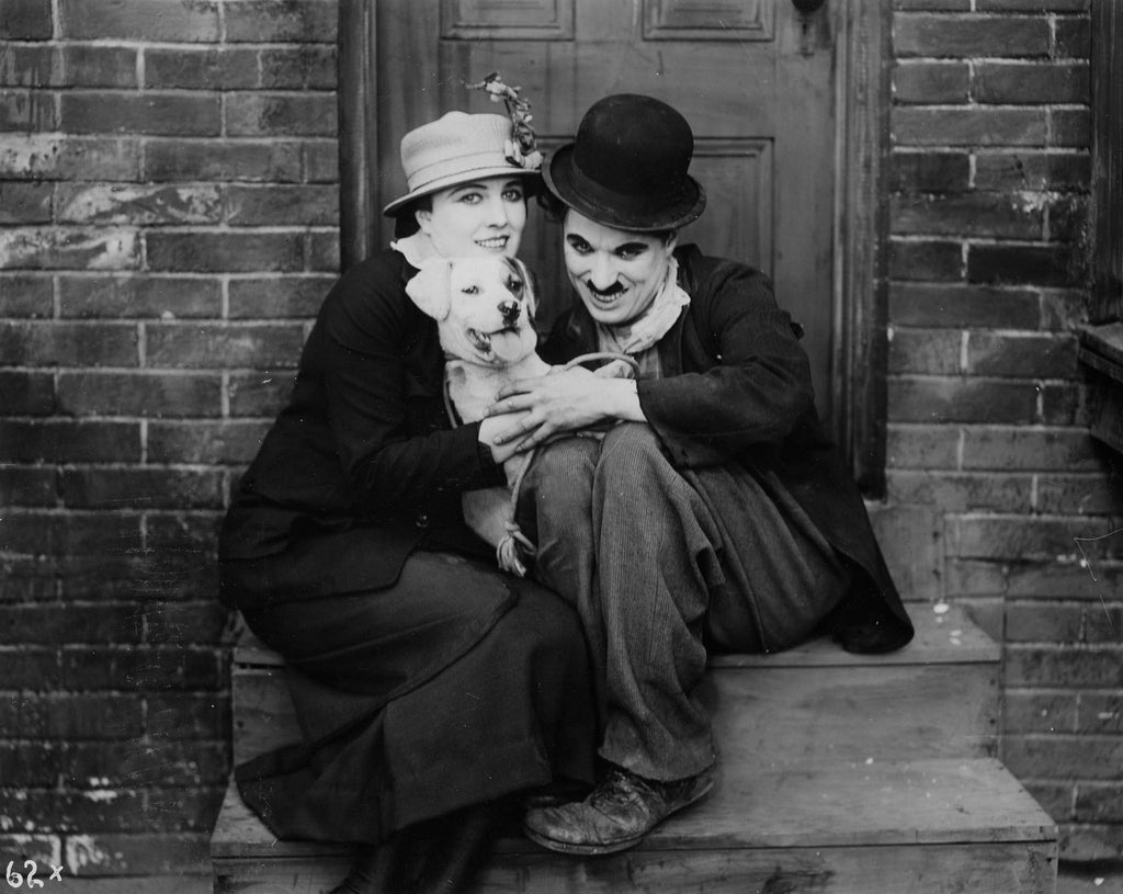 Charles Chaplin, Edna Purviance and Mut in A Dog’s Life (1918) | www.vintoz.com