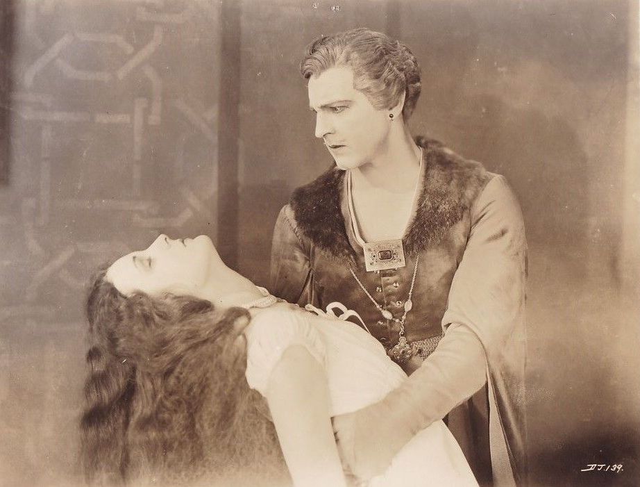 Mary Astor and John Barrymore in Don Juan (1926) | www.vintoz.com