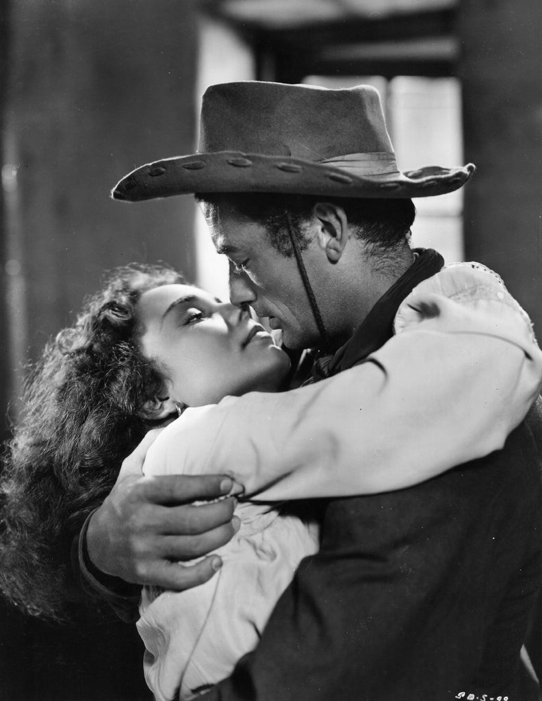 Gregory Peck and Jennifer Jones in Duel in the Sun (1946) | www.vintoz.com