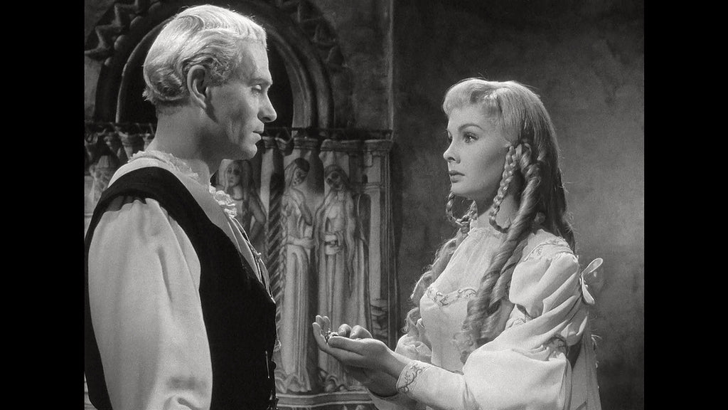 Laurence Olivier and Jean Simmons in Hamlet (1948) | www.vintoz.com