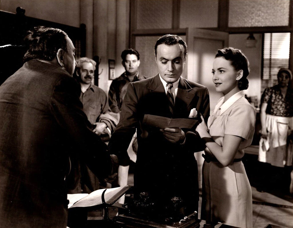 Olivia de Havilland and Charles Boyer in Hold Back the Dawn (1941) | www.vintoz.com