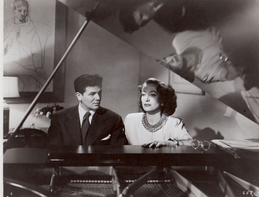 Joan Crawford and John Garfield in Humoresque (1946) | www.vintoz.com