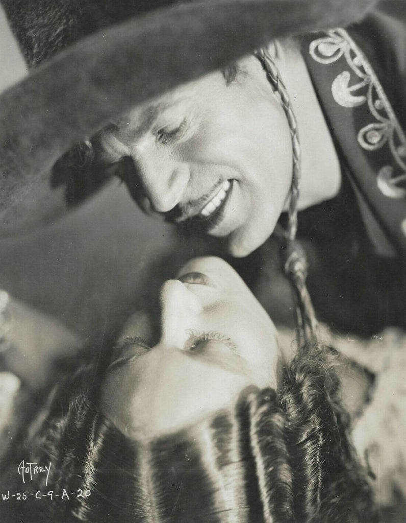 Warner Baxter and Dorothy Burgess in In Old Arizona (1928) | www.vintoz.com