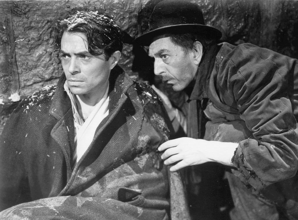 James Mason and F. J. McCormick in Odd Man Out (1947) | www.vintoz.com