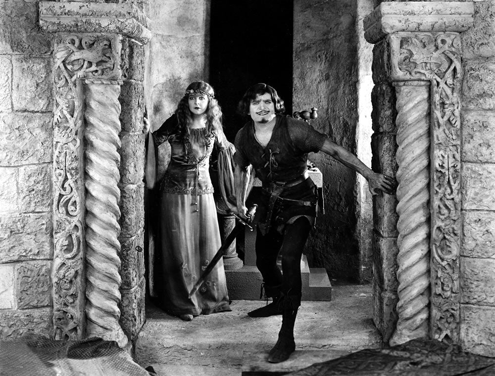 Douglas Fairbanks and Enid Bennett in Robin Hood (1922) | www.vintoz.com