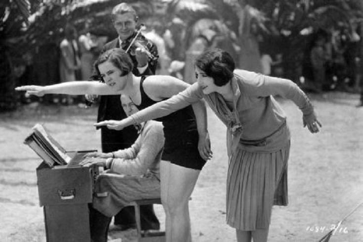Bebe Daniels and Gertrude Ederle in Swim Girl, Swim (1927) www.vintoz.com