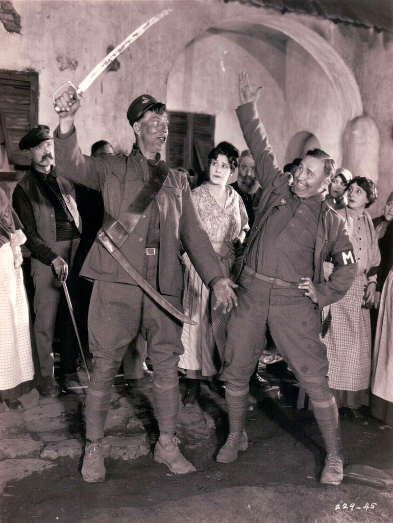 Karl Dane and Tom O'Brien in The Big Parade (1925) | www.vintoz.com