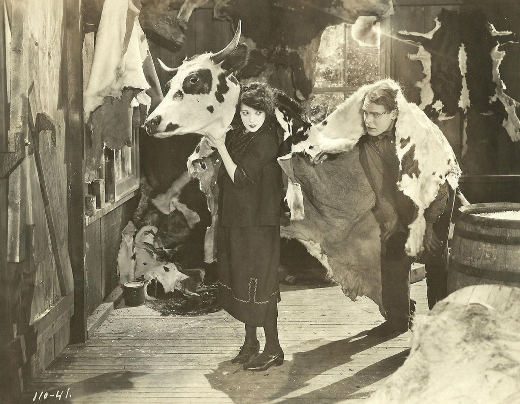 Ralph Graves and Mabel Normand in The Extra Girl (1923) | www.vintoz.com