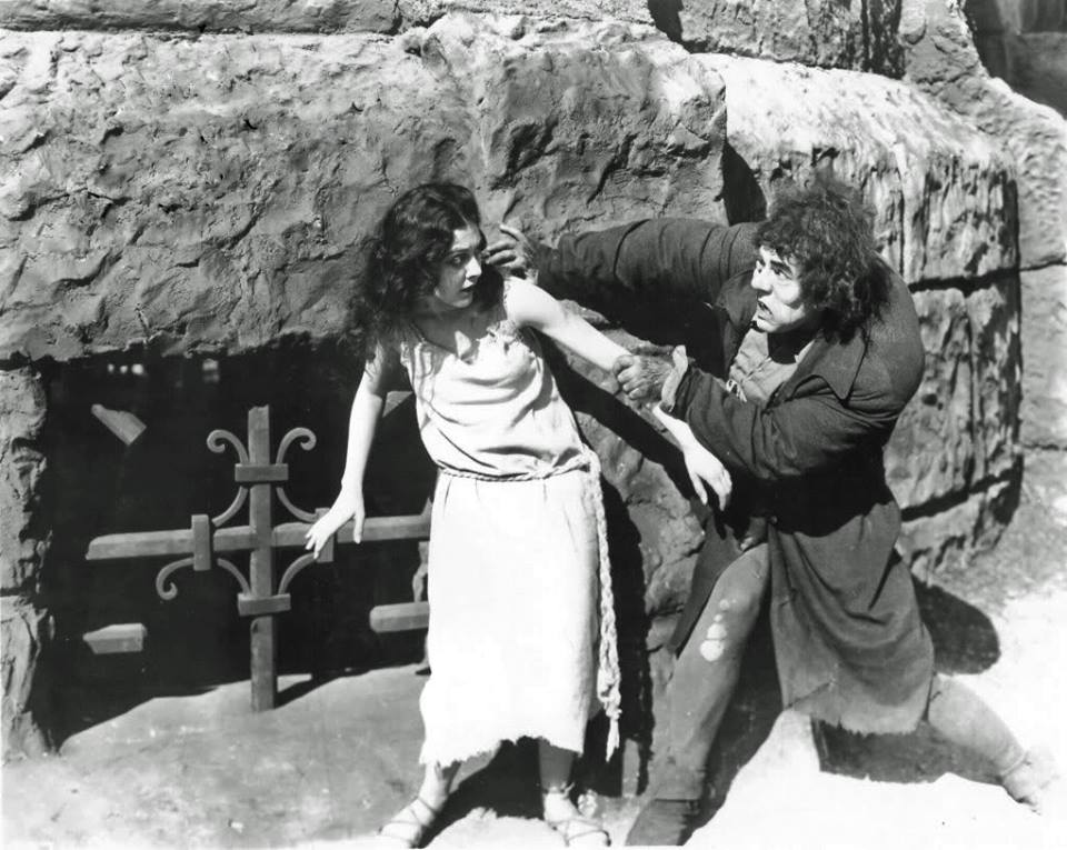 Lon Chaney and Patsy Ruth Miller in The Hunchback of Notre Dame (1923) | www.vintoz.com