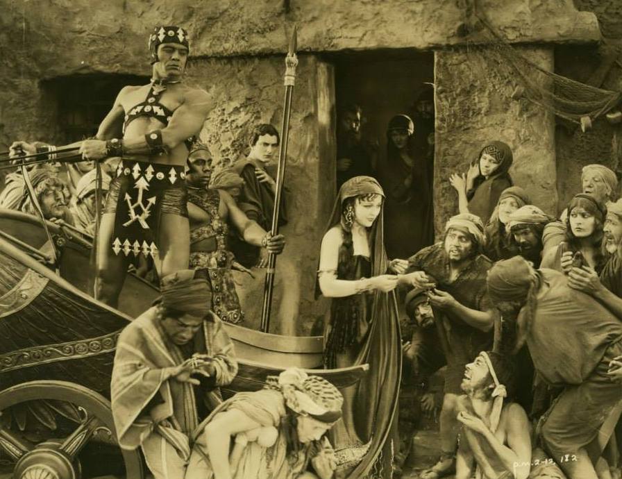 Jacqueline Logan and Joseph Schildkraut in The King of Kings (1927) | www.vintoz.com