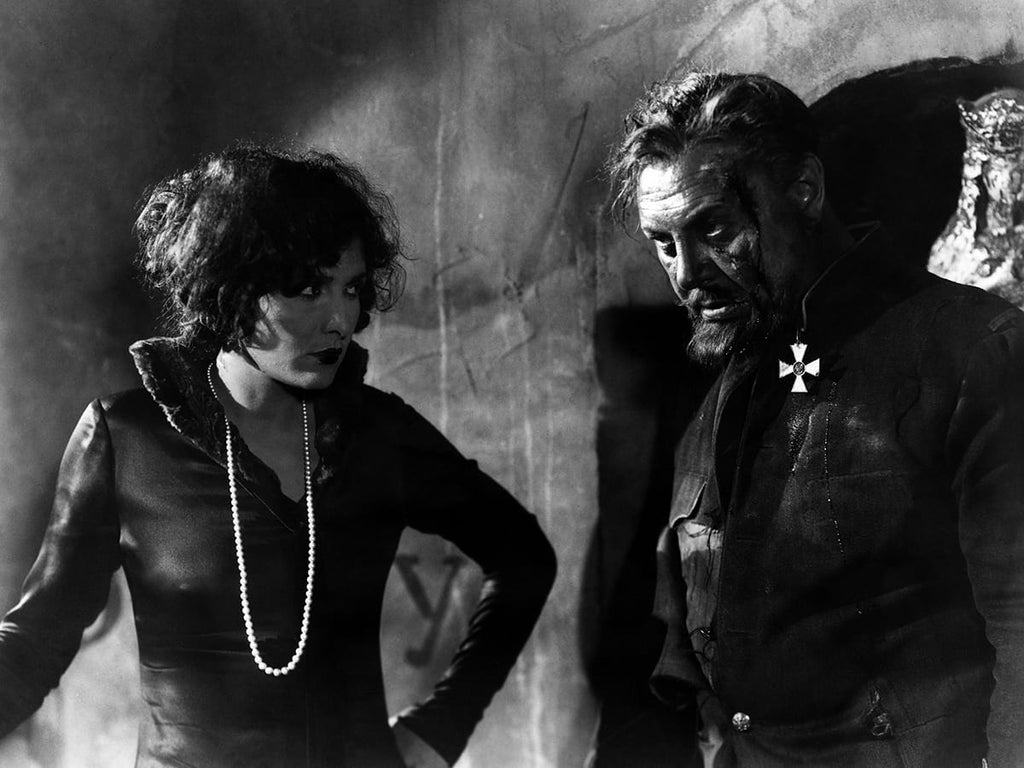 Evelyn Brent and Emil Jannings in The Last Command (1928) | www.vintoz.com