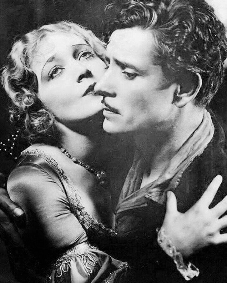 Vilma Bánky and Ronald Colman in The Night of Love (1927) | www.vintoz.com