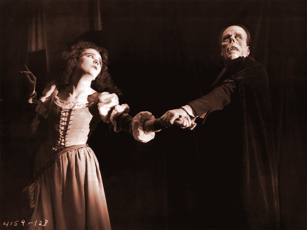 Lon Chaney and Mary Philbin in The Phantom of the Opera (1925) | www.vintoz.com