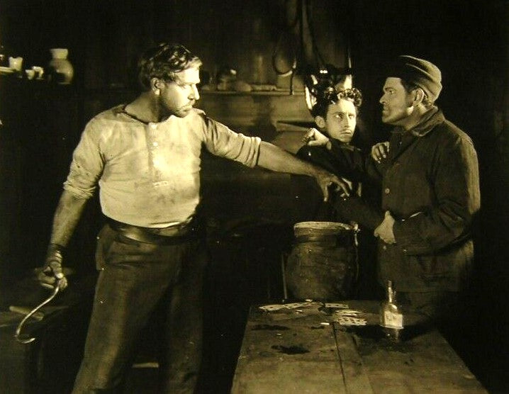 Noah Beery and Raymond Hatton in The Whispering Chorus (1918) | www.vintoz.com