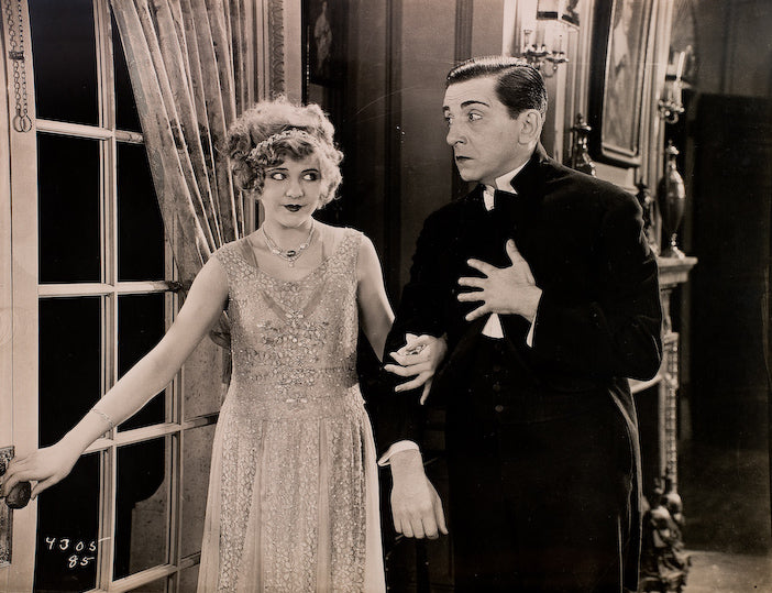 Edward Everett Horton and Virginia Lee Corbin in The Whole Town’s Talking (1926) | www.vintoz.com