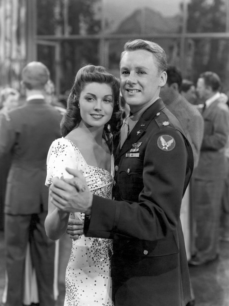 Van Johnson and Esther Williams in Thrill of a Romance (1945) | www.vintoz.com