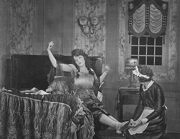 Bebe Daniels and Gertrude Short in You Never Can Tell (1920) | www.vintoz.com